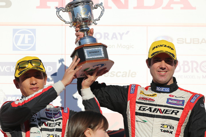 表彰式: GT300クラスで優勝した平中克幸／ビヨン・ビルドハイム組（GAINER DIXCEL SLS）