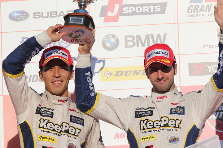 表彰式: GT500クラスで2位に入った伊藤大輔／アンドレア・カルダレッリ組（KeePer TOM'S RC F）