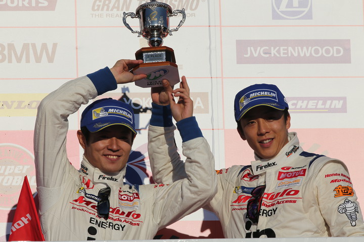 表彰式: GT500クラスで3位に入った山本尚貴／伊沢拓也組（ウイダー モデューロ NSX CONCEPT-GT）