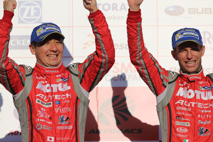 表彰式: GT500クラスで優勝した松田次生／ロニー・クインタレッリ組（MOTUL AUTECH GT-R）