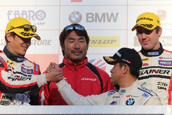 表彰式: GT300クラスでチームチャンピオンを獲得したGAINER（GAINER DIXCEL SLS）