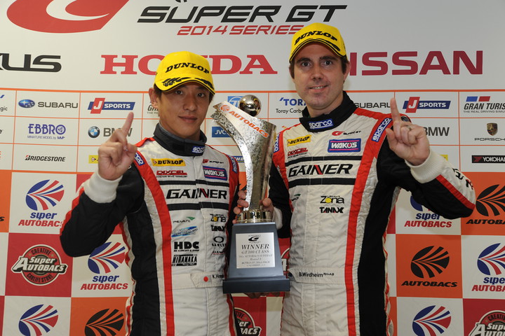 決勝フォトセッション: GT300クラスで優勝した平中克幸／ビヨン・ビルドハイム組（GAINER DIXCEL SLS）