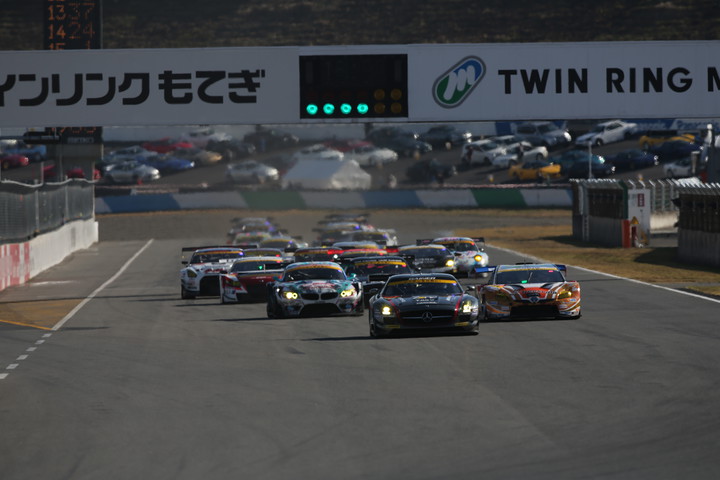 GT300クラスの決勝がスタートした