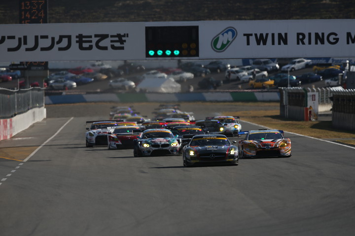 GT300クラスの決勝がスタートした