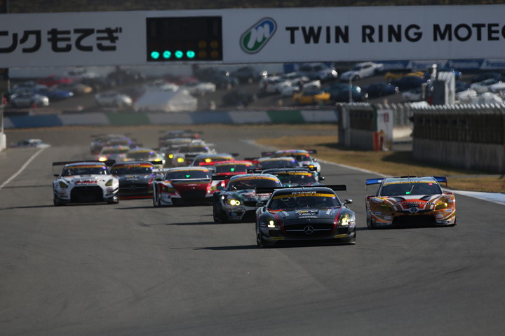 GT300クラスの決勝がスタートした