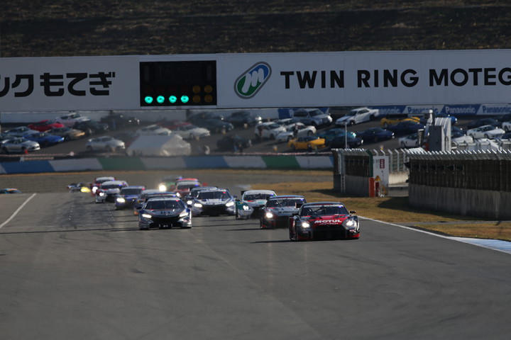 GT500クラス、53周の決勝レースがスタートした