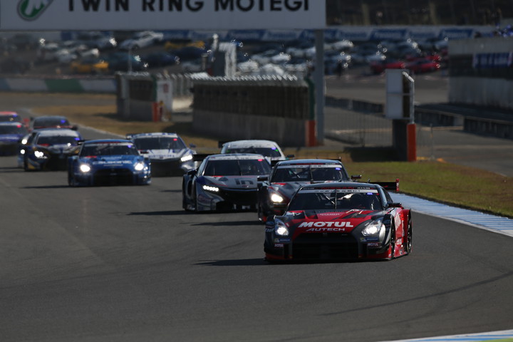 GT500クラス、53周の決勝レースがスタートした