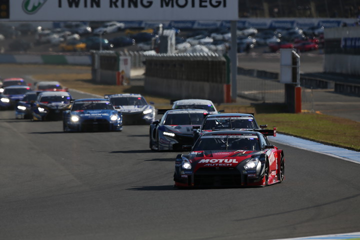 GT500クラス、53周の決勝レースがスタートした