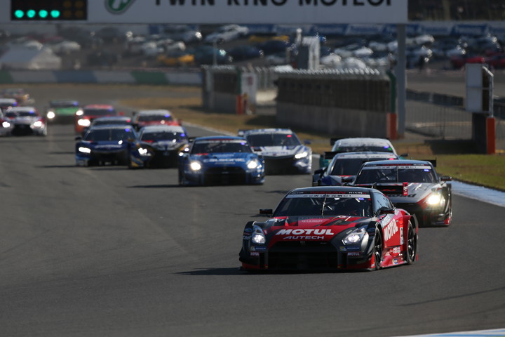 GT500クラス、53周の決勝レースがスタートした