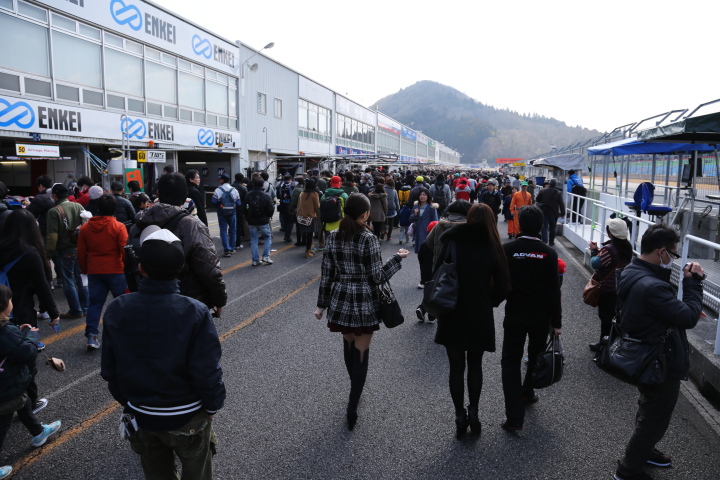 公式テスト岡山: ピットウォークは大盛況