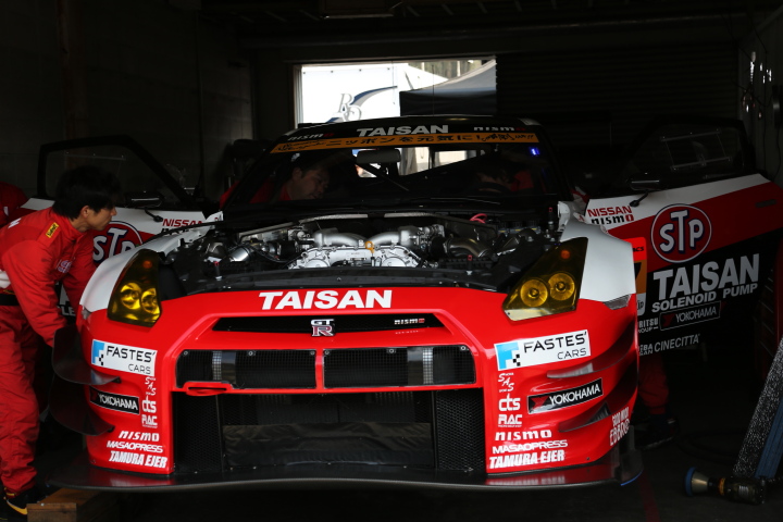 公式テスト岡山: 横溝直輝／密山祥吾組（GT300:STP TAISAN GT-R）
