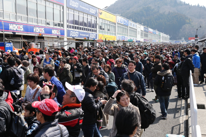 公式テスト岡山: ピットウォークは大盛況