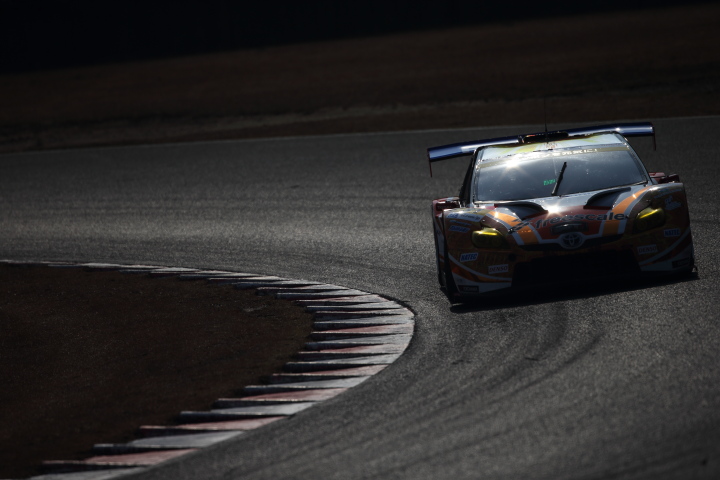 公式テスト岡山: 新田守男／嵯峨宏紀組（GT300:OGT Panasonic PRIUS）