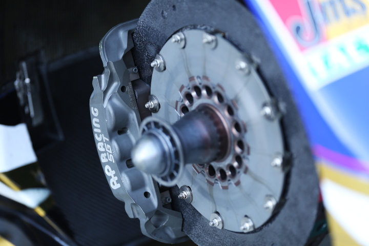 オープンピット: カーボンブレーキ