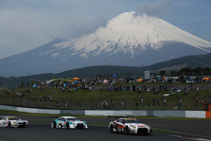 公式練習: 13コーナーを立ち上がるGTマシン