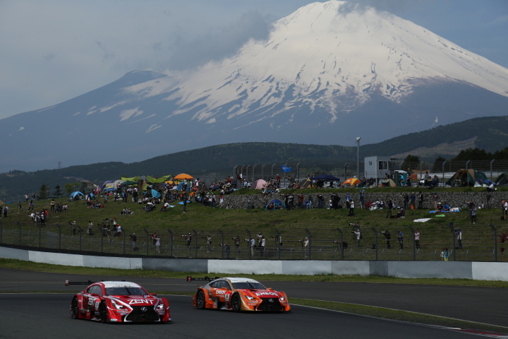 公式練習: 13コーナーを立ち上がるGTマシン