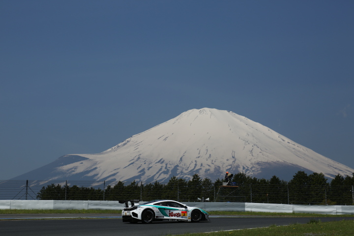 公式練習: 高橋一穂／加藤寛規組（GT300:シンティアム・アップル・MP4-12C）