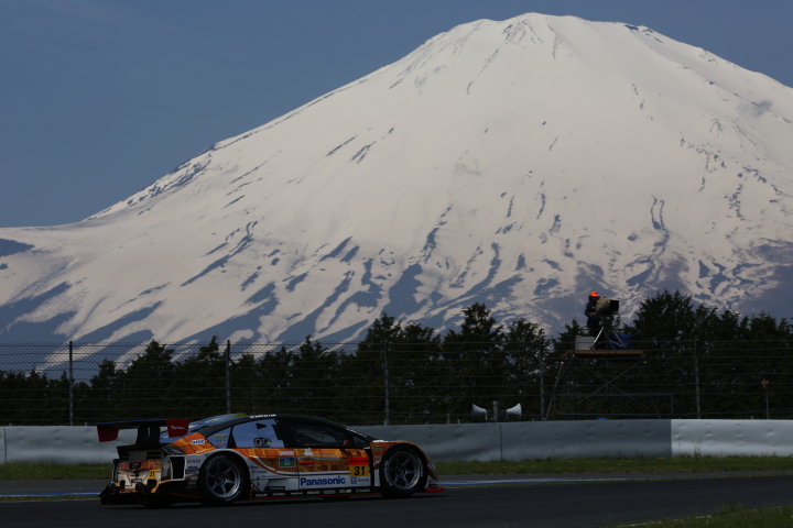 公式練習: 新田守男／嵯峨宏紀組（GT300:OGT Panasonic PRIUS）