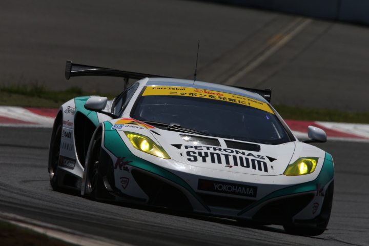 公式練習: 高橋一穂／加藤寛規組（GT300:シンティアム・アップル・MP4-12C）