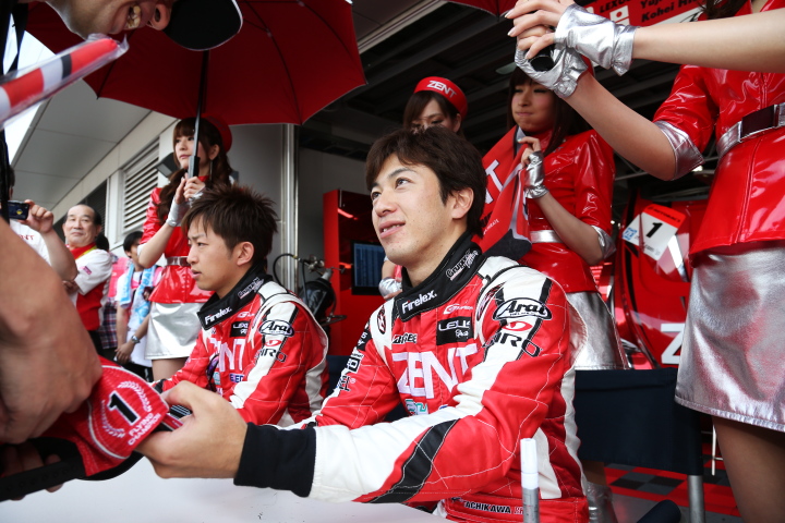 ピットウォーク: 立川祐路／平手晃平組（GT500:ZENT CERUMO RC F）