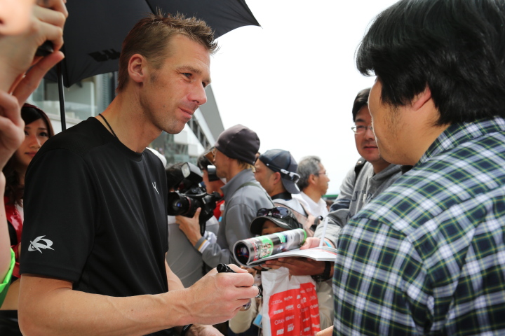 ピットウォーク: ミハエル・クルム（GT500:D'station ADVAN GT-R）