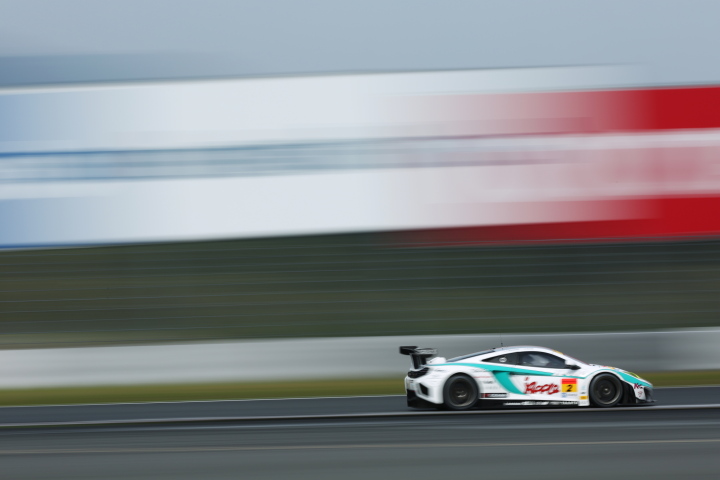 ノックアウト予選: 高橋一穂／加藤寛規組（GT300:シンティアム・アップル・MP4-12C）