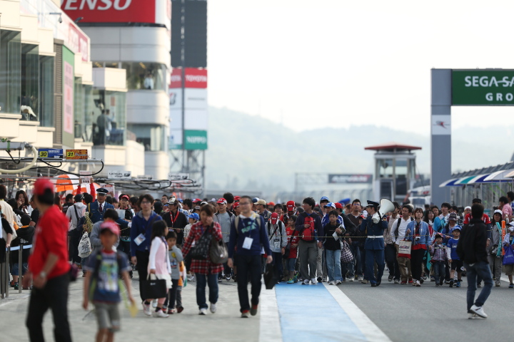 キッズウォーク: 多くの親子が参加した