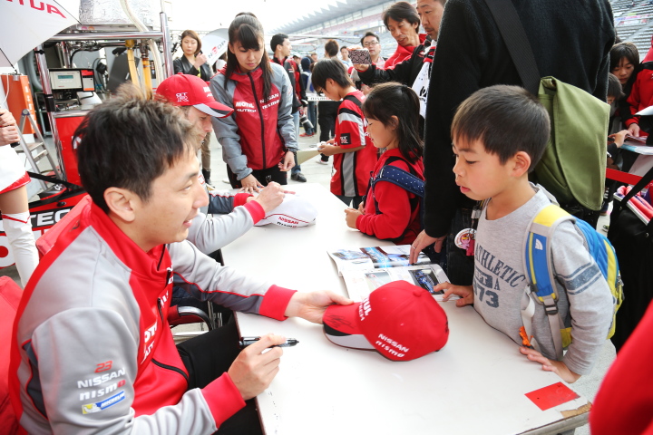 キッズウォーク: サインをする松田次生（GT500:MOTUL AUTECH GT-R）