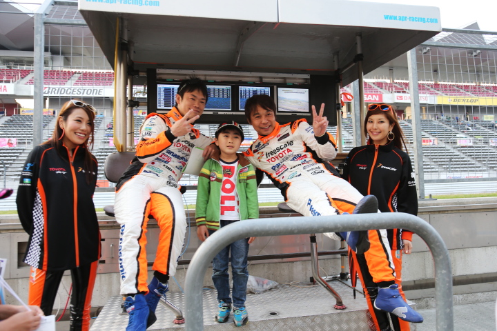 キッズウォーク: 新田守男／嵯峨宏紀組（GT300:OGT Panasonic PRIUS）