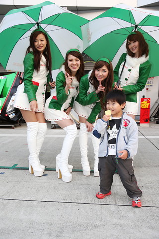 キッズウォーク: 子供とレースクイーン