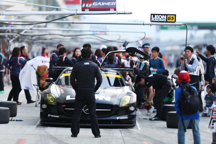 キッズウォーク: 黒澤治樹／峰尾恭輔／黒澤翼組（GT300:LEON SLS）のタイヤ交換練習