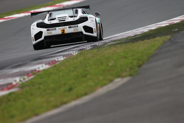 公式練習: 高橋一穂／加藤寛規組（GT300:シンティアム・アップル・MP4-12C）