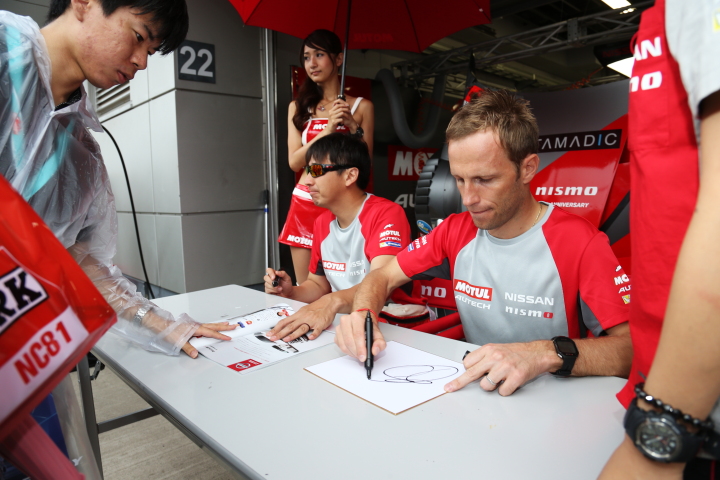 ピットウォーク: サインをするロニー・クインタレッリと松田次生（GT500:MOTUL AUTECH GT-R）