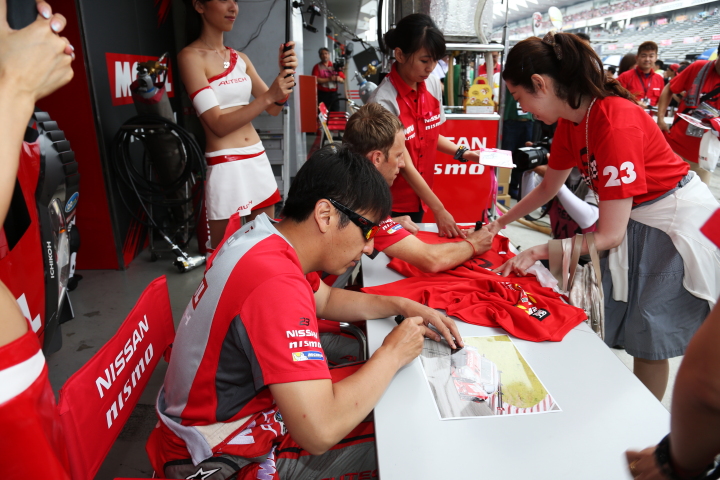 ピットウォーク: サインをするロニー・クインタレッリと松田次生（GT500:MOTUL AUTECH GT-R）