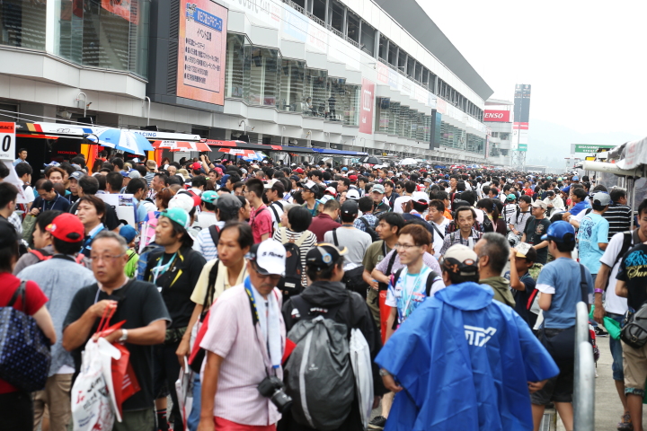 ピットウォーク: 多くのファンでにぎわった