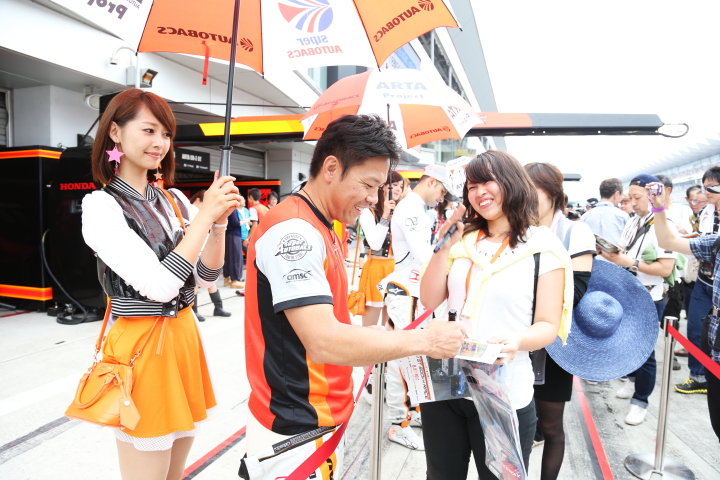 ピットウォーク: サインをする松浦孝亮（GT500:ARTA NSX CONCEPT-GT）