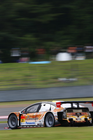 ノックアウト予選Q1: 嵯峨宏紀（GT300:OGT Panasonic PRIUS）