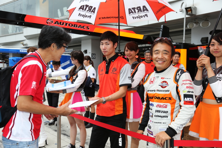 GTキッズウォーク: サインをする小林崇志と高木真一（GT300:ARTA CR-Z GT）