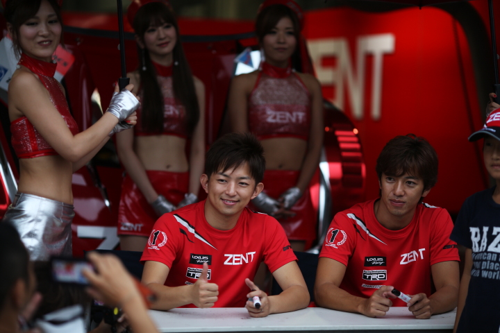 GTキッズウォーク: サインをする立川祐路と平手晃平（GT500:ZENT CERUMO RC F）
