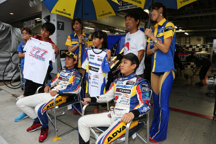 GTキッズウォーク: 関口雄飛と脇阪寿一（GT500:WedsSport ADVAN RC F）