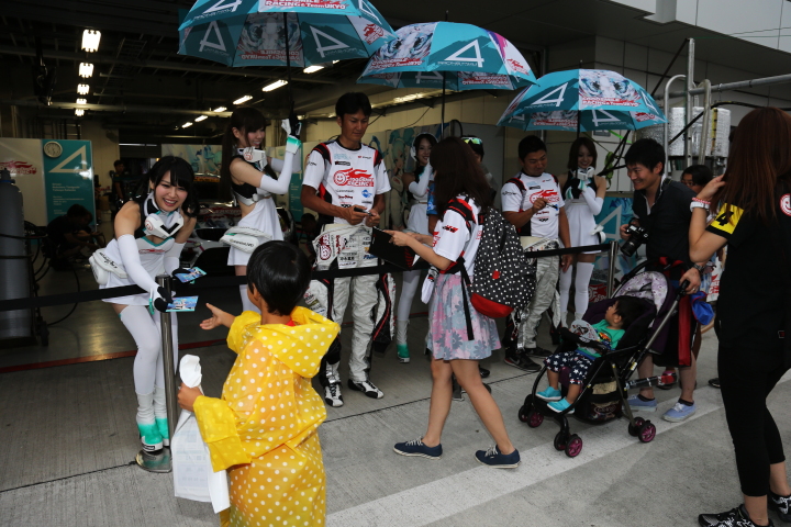 GTキッズウォーク: サインをする谷口信輝と片岡龍也（GT300:グッドスマイル 初音ミク Z4）