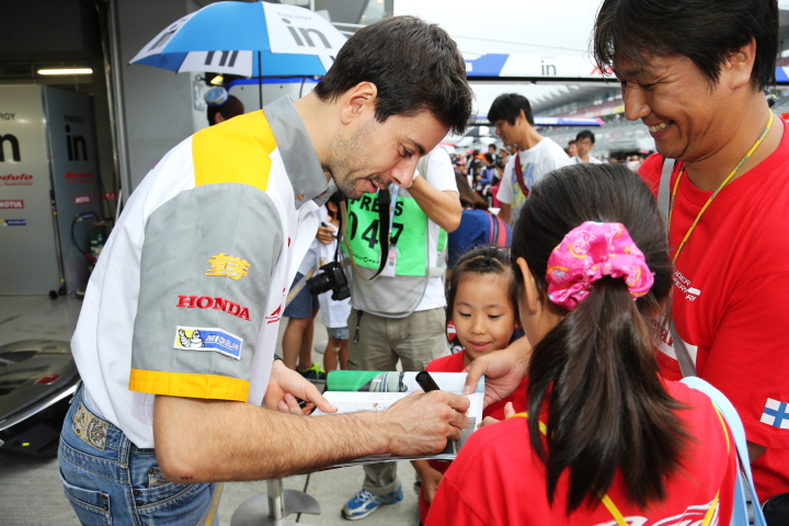 GTキッズウォーク: サインをするフレデリック・マコヴィッキィ（GT500:ウイダー モデューロ NSX CONCEPT-GT）