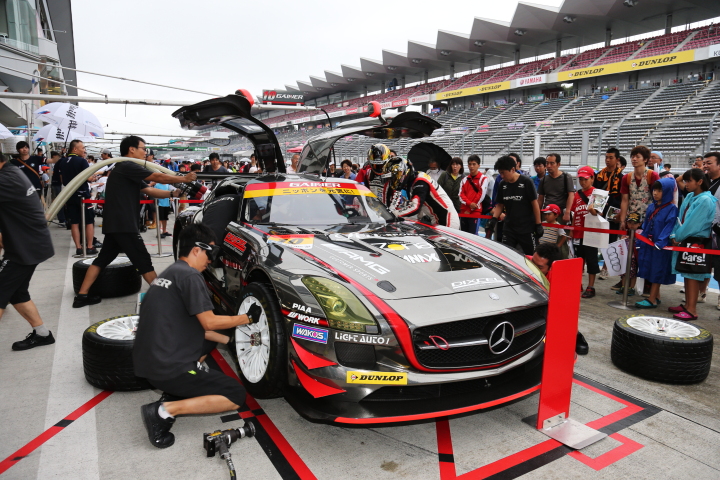 GTキッズウォーク: タイヤ交換練習を行う植田正幸／山内英輝組（GT300:GAINER Rn-SPORTS SLS）