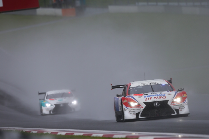 フリー走行: 石浦宏明／オリバー・ジャービス組（GT500:DENSO KOBELCO SARD RC F）