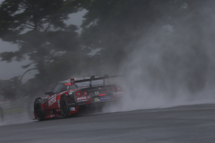 フリー走行: 松田次生／ロニー・クインタレッリ組（GT500:MOTUL AUTECH GT-R）