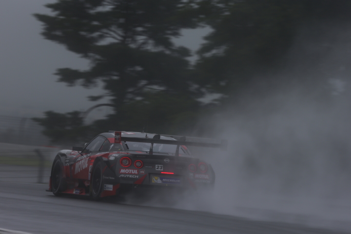 フリー走行: 松田次生／ロニー・クインタレッリ組（GT500:MOTUL AUTECH GT-R）