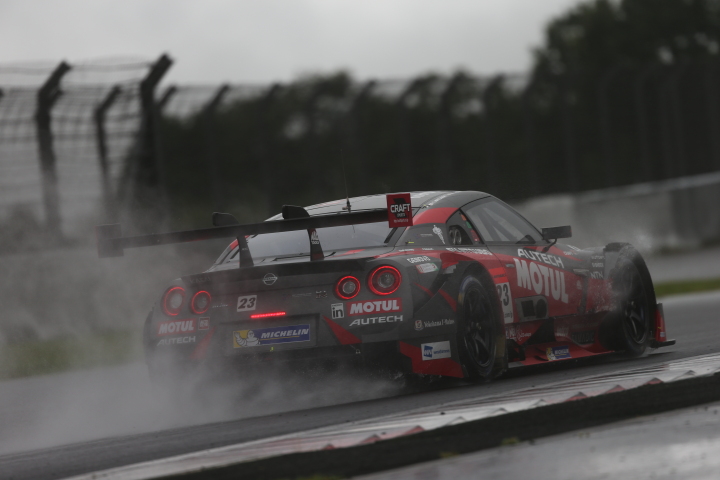 フリー走行: 松田次生／ロニー・クインタレッリ組（GT500:MOTUL AUTECH GT-R）