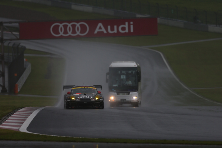 サーキットサファリ: バスと並走する黒澤治樹／黒澤翼組（GT300:LEON SLS）