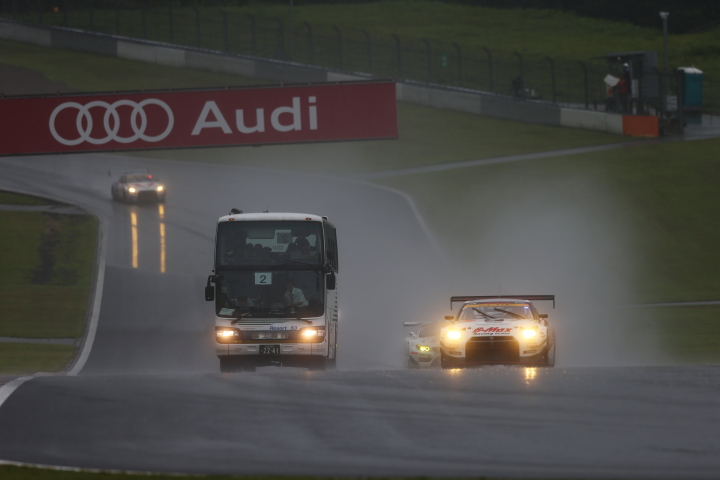 サーキットサファリ: バスと並走する星野一樹／ルーカス・オルドネス組（GT300:B-MAX NDDP GT-R）