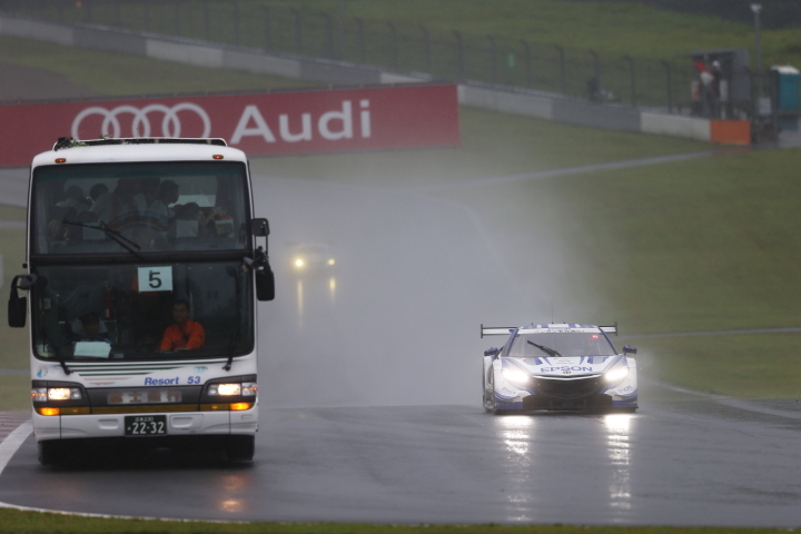 サーキットサファリ: バスと並走する中嶋大祐／ベルトラン・バゲット組（GT500:Epson NSX CONCEPT-GT）
